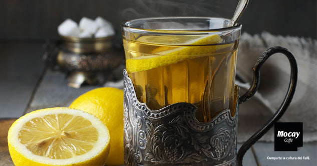 Taza de té al estilo ruso con limón para ejemplificar cómo se bebe té en rusia